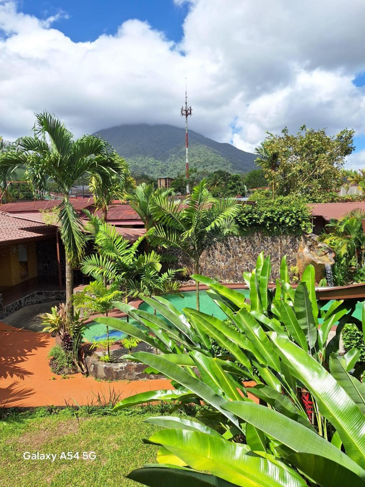 Hotel Iris Arenal La Fortuna Exteriör bild