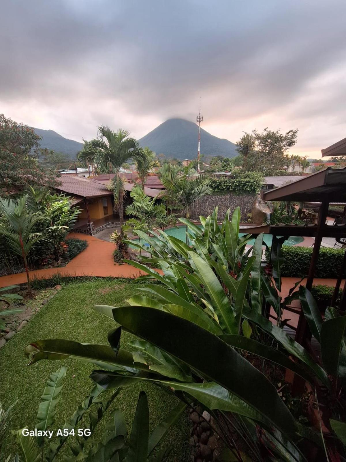 Hotel Iris Arenal La Fortuna Exteriör bild