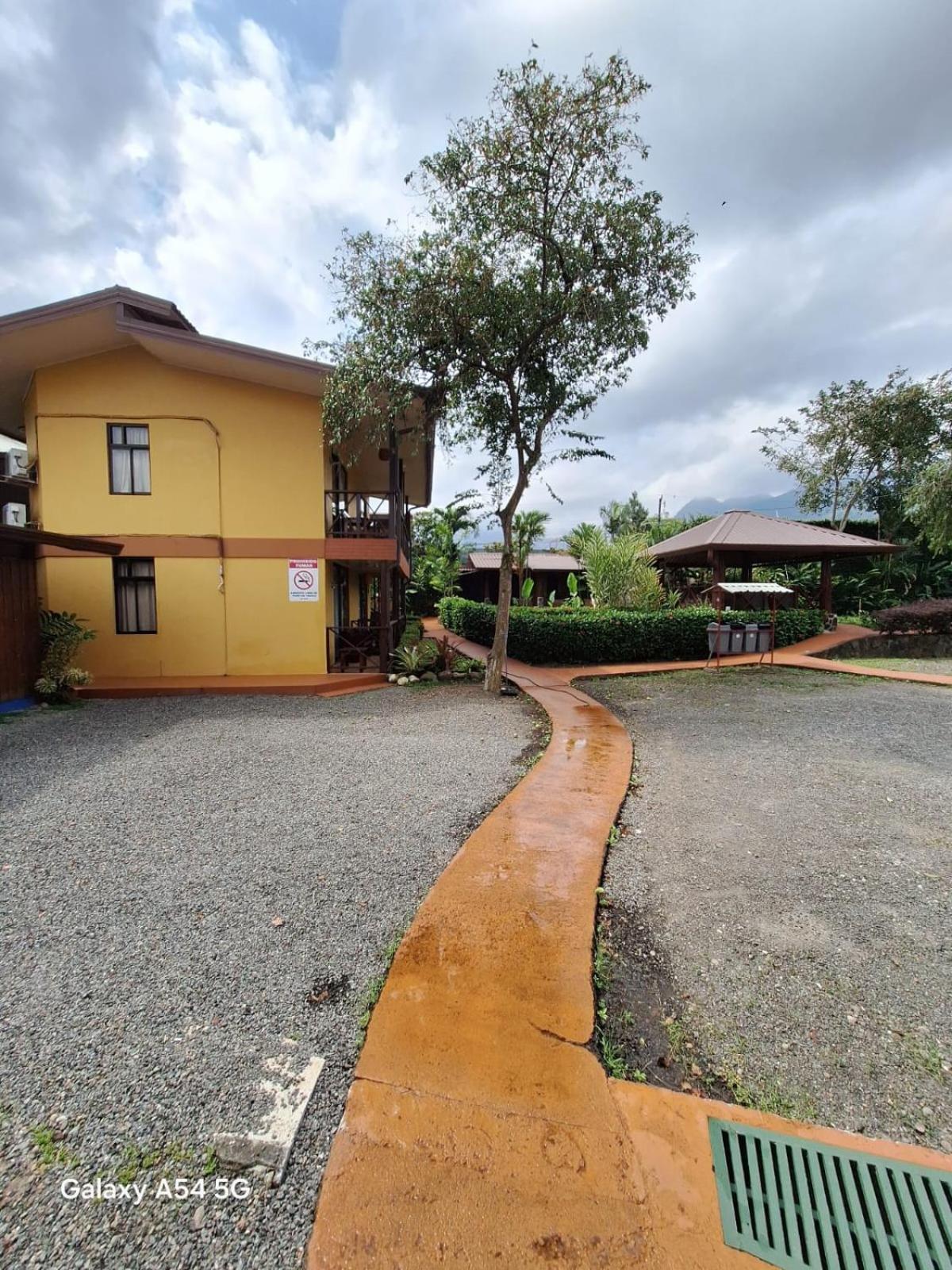 Hotel Iris Arenal La Fortuna Exteriör bild