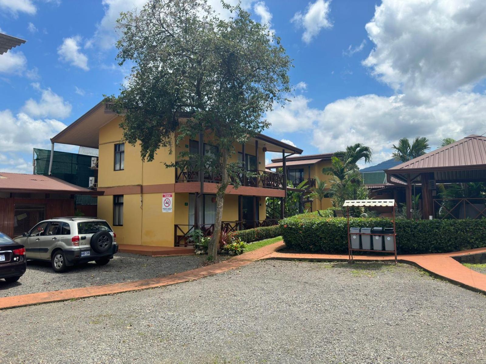 Hotel Iris Arenal La Fortuna Exteriör bild