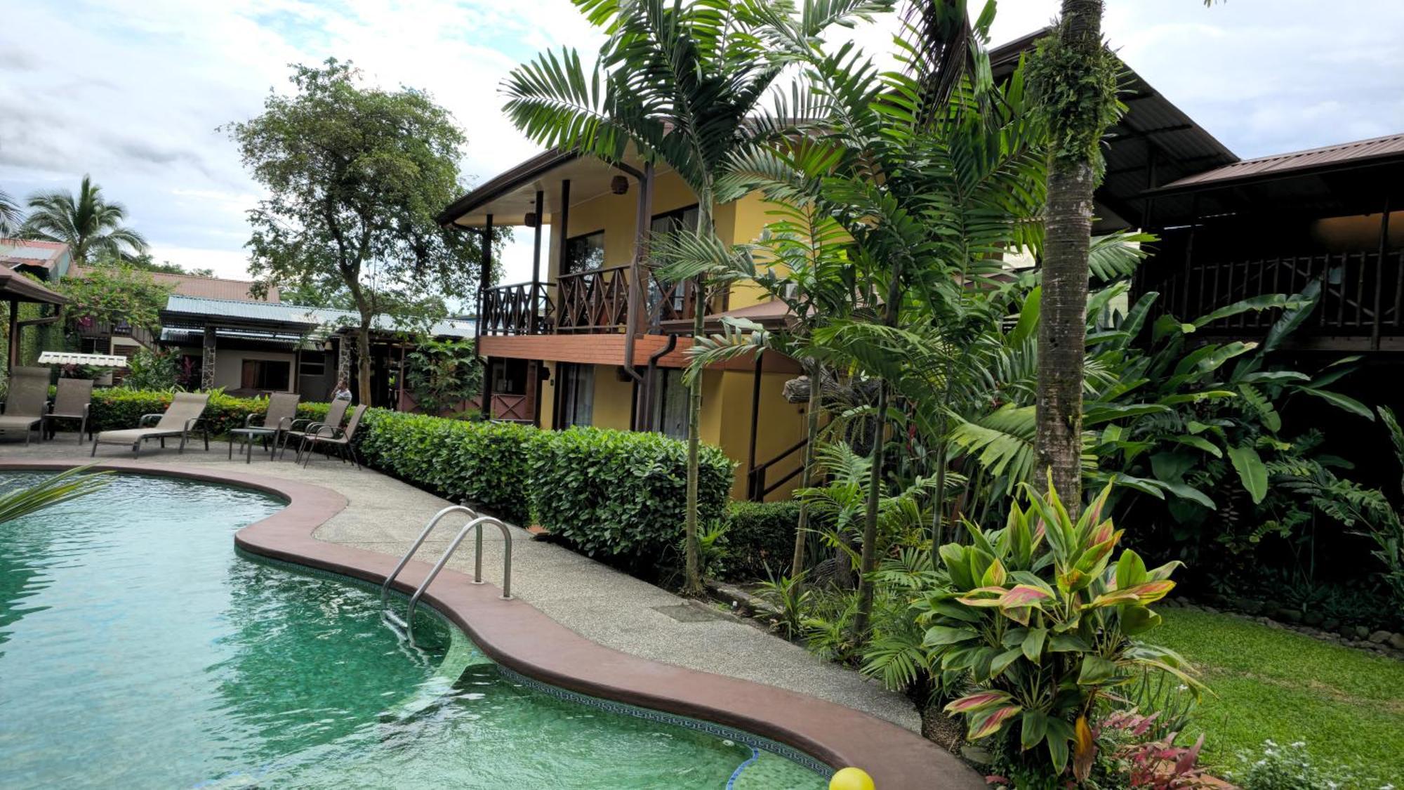 Hotel Iris Arenal La Fortuna Exteriör bild